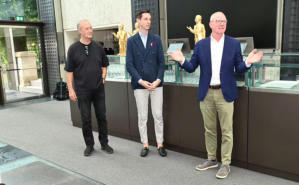 06 Nun wird die Ausstellung vorzeitig abgebrochen. �Ich finde es ein bisschen dreist�, sagt H�rl. Einige Dutzend der Figuren k�nnen aber noch bis Ende August im Mozartmuseum und in Mozarts Geburtshaus in Salzburg besichtigt werden.