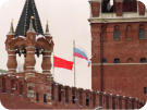 Am höchsten Fahnenmast im Kreml weht die rote Fahne mit Hammer und Sichel nicht mehr. Stattdessen wird an ihrer Stelle die weiß-blau-rote Flagge Russlands