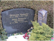 Krause, Gerda * 1923, + 2005   Krenitz, Anna (geb. Krautz) * 1899, + 1963   Krenitz, Gerhard * 1900, + 1960 