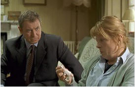 Gegenüber Inspector Barnaby (John Nettles, l.) gesteht die Pfarrersfrau Susan Millard (Anna Calder-Marshall, r.), dasss sie glaubt, einen Fluch auf die Familie Inkpen gebracht zu haben: innerhalb von 24 Stunden hat sie beide Todesopfer aus der Familie auf