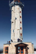 Der Schneekopfturm macht den Berg zum Tausender. Wer hinauf zur Aussichtsplattform steigt schaut aus 1.001 Metern Hhe in die Landschaft. Man kann die Treppen hinauf steigen.