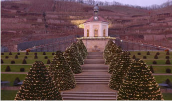 So romantisch illuminiert prsentiert sich Schloss Wackerbarth stets zur Weihnachtszeit und zum Jahreswechsel. Das Erlebnisweingut gilt als erstklassige Adresse fr Genieer. 