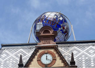 Auf dem Rathausdach sorgt ein gigantischer Globus, der nachts sogar leuchtet, fr Aufmerksamkeit.