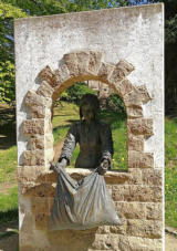 Die Skulptur im Holle Park ist Teil des Frau Holle Rundwegs in Hessisch Lichtenau. Bildrechte: MDR/Hendrik Sachs