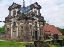 Ein barockes Grabmal in Hainewalde! Mehr darber erfhrt Beate Werner von Gstefhrerin Annett Seibt.