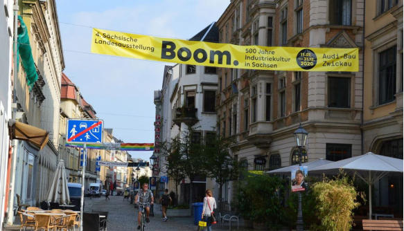  Zwickauer Stadtkern weisen gelbe Banner auf die 4. Schsische Landesausstellung