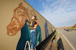 Die 400 m lange Lrmschutzwand entlang der B 80 in Halle-Neustadt wird knstlerisch gestaltet. Die Graffiti-Knstler Michael Gensen und Enrico Markendorf besprhen im Auftrag der Stadt Halle (Saale).