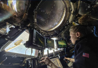 Die Nasa bricht eine Mission an Bord der Internationalen Raumstation ISS wegen eines gesundheitlichen Problems eines Besatzungsmitglieds ab. (Auf dem Foto: NASA-Astronautin Zena Cardman �bt vom Innenraum der Internationalen Raumstation aus ein Docking-Ver