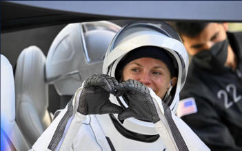 Verfahren mit dem Canadarm2-Roboterarm im Erdorbit.)