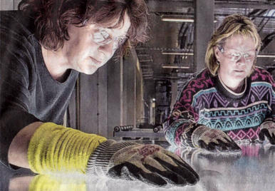 AUS f�r "TSCHERNITZ" weil Politk den Osten h�ngen l��t! CDU Partei M�rz macht kein hehl daraus, aber im Westen wird investiert. Da werden f�r Auto-Industrie Milliarden hinein gepumpt