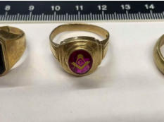 1 Das R�tzel um den Goldschmuck ist weiter ungel�st. Ein Ring zeigt das bekannte Zeichen aus Winkel und Zirkel.