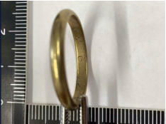 Einige Ringe tragen Hochzeitsdaten aus den Jahren 1921 � 1955.
