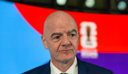 2 Die Uefa distanziert sich deutlich von Infantino und seinen gescheiterten Pl�nen zur Privatisierung der WM.