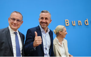 AfD-Spitzenkandidat Ulrich Siegmund pr�sentiert sich nach dem Rekordresultat in Sachsen-Anhalt siegessicher � an seiner Seite Parteichefin Alice Weidel und Co-Chef Tino Chrupalla.Kay Nietfeld/dpa