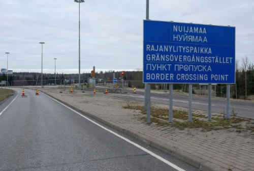 Ein zusätzlicher Zaun kreuzt am 18. November 2023 die Fahrspuren an der Grenzübergangsstation Nuijamaa in Lappeenranta. Finnland schloss am Freitagabend um Mitternacht alle vier südöstlichen Grenzübergangsstellen an seiner Ostgrenze.